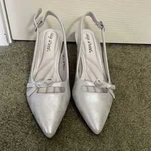Easy Street Emerlin Slingback Pumps Silver size 7